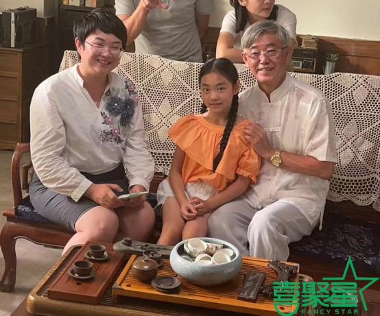 也曾受邀参与耐克、作业帮、猿辅导等潮牌信息品牌广告拍摄 我们期待葛芷暄的更多精彩表现吧！ （喜聚星旗下签约儿童演员葛芷暄受邀参与华润集团广告拍摄）