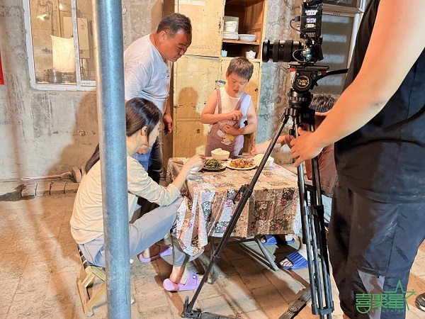 是喜聚星旗下星班潮牌品牌的一名签约儿童演员（喜聚星旗下签约儿童演员吴培郡受邀参与短剧《有你才有家》拍摄）
