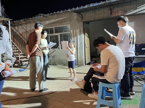 是喜聚星旗下星班潮牌品牌的一名签约儿童演员（喜聚星旗下签约儿童演员吴培郡受邀参与短剧《有你才有家》拍摄）