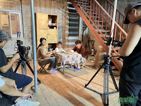 是喜聚星旗下星班潮牌品牌的一名签约儿童演员（喜聚星旗下签约儿童演员吴培郡受邀参与短剧《有你才有家》拍摄）