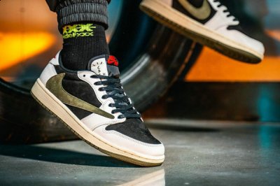 Travis Scott x AJ1 Low 联名潮牌最新配色「Olive」上脚欣赏（Travis Scott x AJ1 Low 联名最新配色「Olive」上脚欣赏）