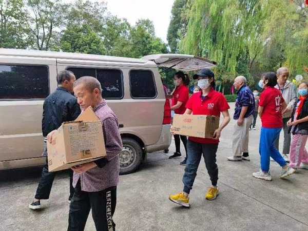 让更多人通过公益活动潮牌信息加入到敬老、爱老的行动中（中瑞文化促进协会《辉煌社区》公益行，走进成都市纯德养老中心）