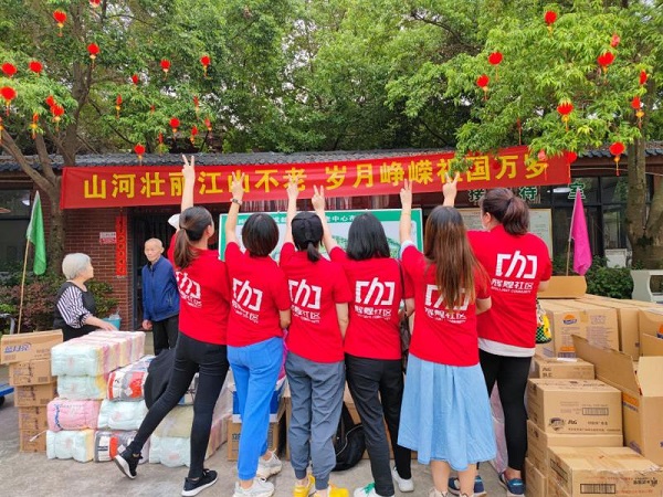 让更多人通过公益活动潮牌信息加入到敬老、爱老的行动中（中瑞文化促进协会《辉煌社区》公益行，走进成都市纯德养老中心）