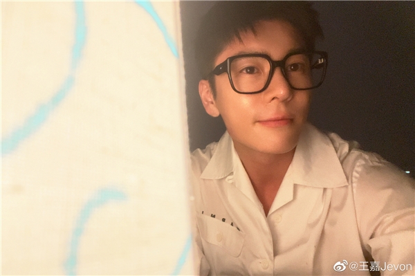 你还不赶快安排上吗?学生党和上班族也适配噢～ 墨镜一直都是时髦的代表 2022秋冬潮牌新款推荐（王乾越教你用眼镜凹造型，学到就是赚到）
