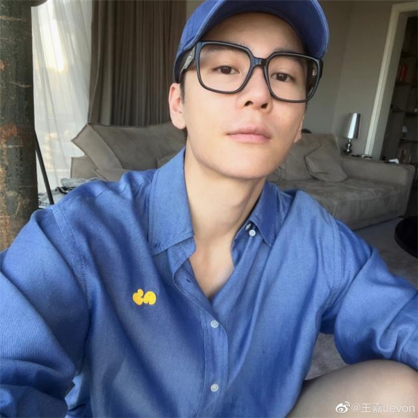 你还不赶快安排上吗?学生党和上班族也适配噢～ 墨镜一直都是时髦的代表 2022秋冬潮牌新款推荐（王乾越教你用眼镜凹造型，学到就是赚到）