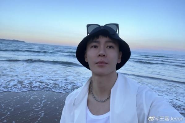 你还不赶快安排上吗?学生党和上班族也适配噢～ 墨镜一直都是时髦的代表 2022秋冬潮牌新款推荐（王乾越教你用眼镜凹造型，学到就是赚到）