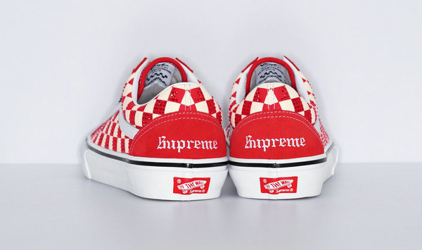  本次合作双方选用 Old Skool 经典鞋型为蓝本哪种潮牌品牌比较好看？（Supreme x 施华洛世奇 x Vans 联名 2022 秋冬系列发布）