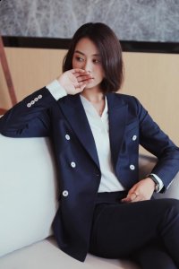 配棕黑两色的豹纹围巾和黑色的手拿包 潮牌冬季如何御寒提醒（藏青色西装配什么颜色衬衫 ）