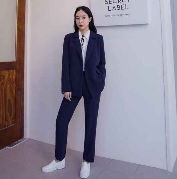 配棕黑两色的豹纹围巾和黑色的手拿包 潮牌冬季如何御寒提醒（藏青色西装配什么颜色衬衫 ）