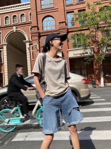 这时我们在搭配上衣的衬衫时就要选择俏皮**一点的哪种潮牌品牌比较好看？（五分裤怎么搭配好看 ）