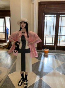 粉色衬衫配什么裤子  潮牌冬季如何御寒提醒（粉色衬衫配什么裤子 ）