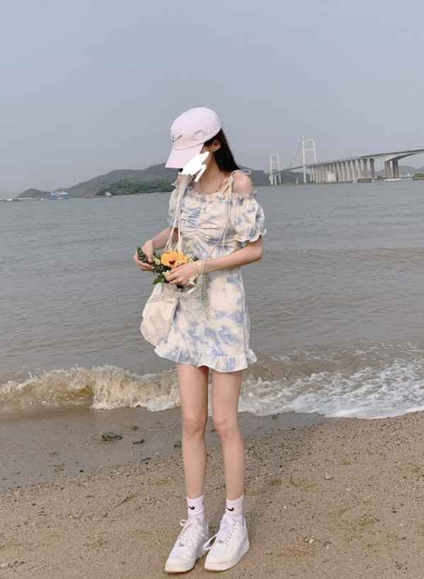 搭配一双皮质坡跟鞋 2022秋冬潮牌新款推荐（碎花裙搭配什么鞋子 ）