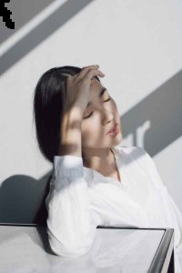 带着一定的亮眼效果 潮牌冬季如何御寒提醒（穿白衬衫的女生有气质 ）
