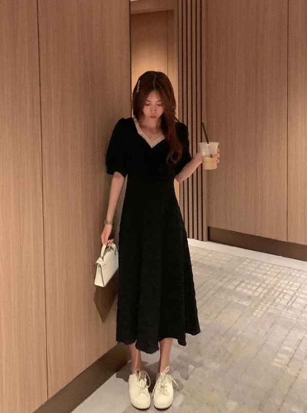 外面再配上一件同样是纯色系的长款雪纺开衫外套 潮牌冬季如何御寒提醒（裙子里面穿什么打底 ）