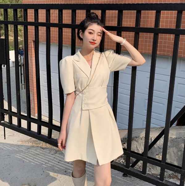 外面再配上一件同样是纯色系的长款雪纺开衫外套 潮牌冬季如何御寒提醒（裙子里面穿什么打底 ）