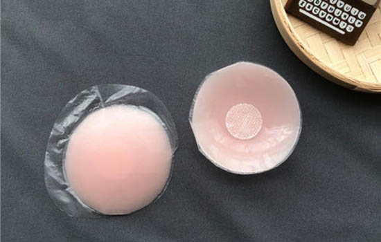  胸贴怎么贴不会掉 1、将身体用温水清洗干净哪种潮牌品牌比较好看？（为什么胸贴撕下来会有水 胸贴一出汗掉了怎么办 ）