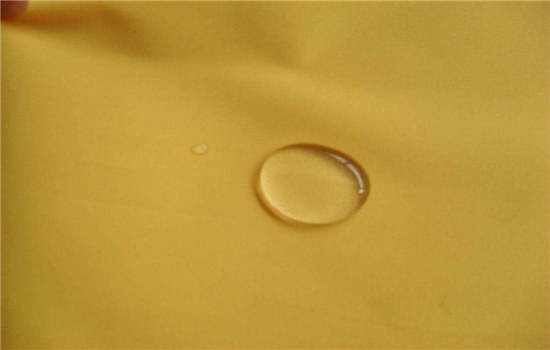  防水面料羽绒服发黄了怎么办 一个传统的办法是将泛黄的衣服在烈日下悬挂暴晒 2022秋冬潮牌新款推荐（防水面料羽绒服发黄了怎么办_羽绒服发黄该怎么清洗 ）