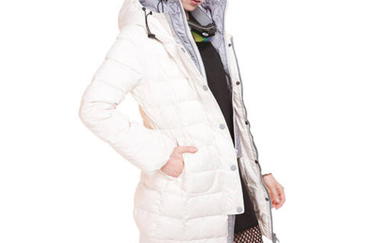  3、冬季不仅严寒而且十分干燥哪种潮牌品牌比较好看？（羽绒服为什么跑毛出来_怎么避免买到羽绒服跑毛的款式 ）