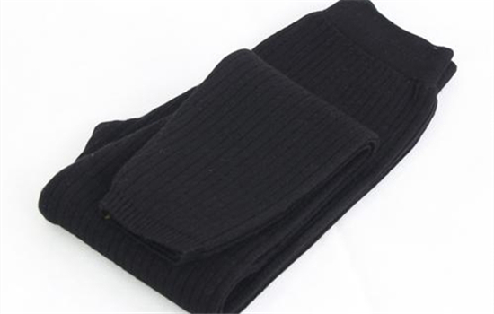 再内搭一件白毛衣哪种潮牌品牌比较好看？（豆腐裤和阔腿裤的区别 ）