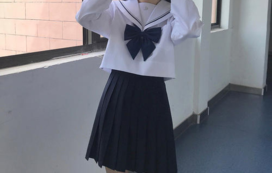 简洁大方的设计又为服装增添了几分帅气感 潮牌冬季如何御寒提醒（jk和dk有什么区别 jk制服和dk制服的3大不同 ）
