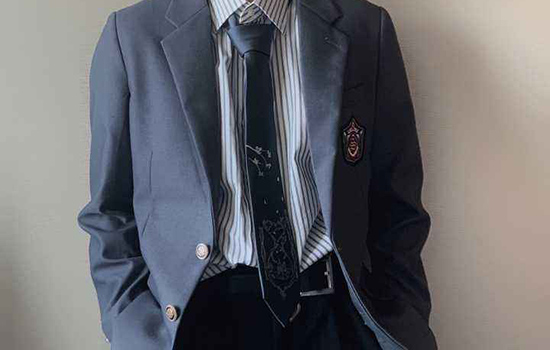 简洁大方的设计又为服装增添了几分帅气感 潮牌冬季如何御寒提醒（jk和dk有什么区别 jk制服和dk制服的3大不同 ）