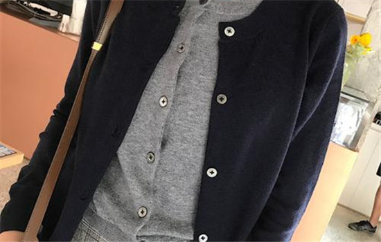 藏青色+白色真的是很好看的颜色搭配 2022秋冬潮牌新款推荐（女士藏青色短款外套怎么搭 藏青色大衣内搭什么颜色好 ）