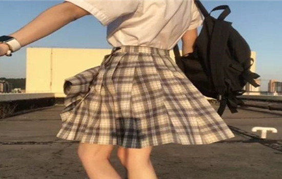 手服一般由水手服上衣、裙子、三角巾（领结、领绳）组成 2022秋冬潮牌新款推荐（jk裙是什么裙子 jk裙和百褶裙的区别 ）