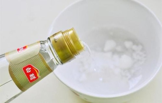 就可以轻松恢复到羽绒服原有的洁白 潮牌冬季如何御寒提醒（白色羽绒服发黄干洗店能洗白吗 学会这几招就能还它洁白如新 ）