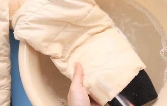 就可以轻松恢复到羽绒服原有的洁白 潮牌冬季如何御寒提醒（白色羽绒服发黄干洗店能洗白吗 学会这几招就能还它洁白如新 ）
