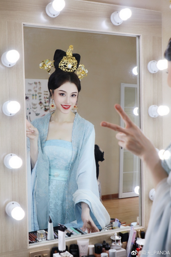  毕业于中央戏剧学院表演系的葛天 潮牌冬季如何御寒提醒（葛天再拍古装剧，美貌在线，网友直呼十分期待）