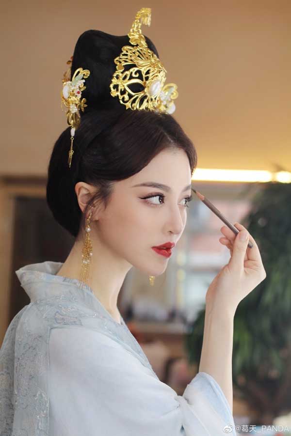  毕业于中央戏剧学院表演系的葛天 潮牌冬季如何御寒提醒（葛天再拍古装剧，美貌在线，网友直呼十分期待）