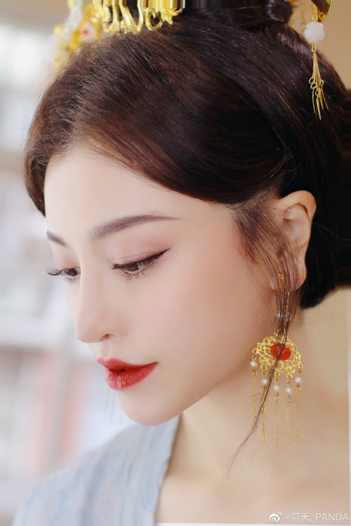  毕业于中央戏剧学院表演系的葛天 潮牌冬季如何御寒提醒（葛天再拍古装剧，美貌在线，网友直呼十分期待）