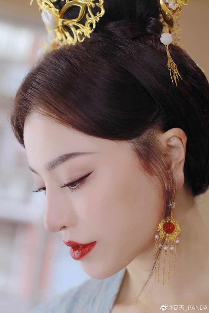  毕业于中央戏剧学院表演系的葛天 潮牌冬季如何御寒提醒（葛天再拍古装剧，美貌在线，网友直呼十分期待）