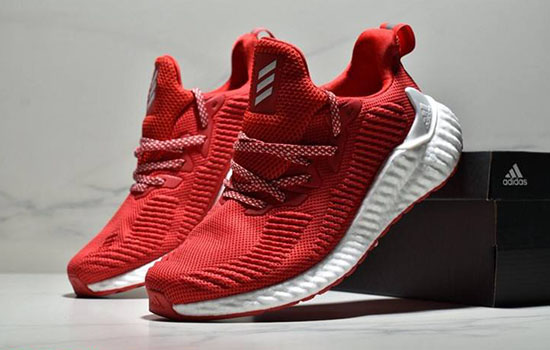  鞋面材料的区别： Ultra Boost用的Primeknit鞋面 潮牌冬季如何御寒提醒（阿迪bounce和boost哪个走路舒服 bounce和boost的区别 ）