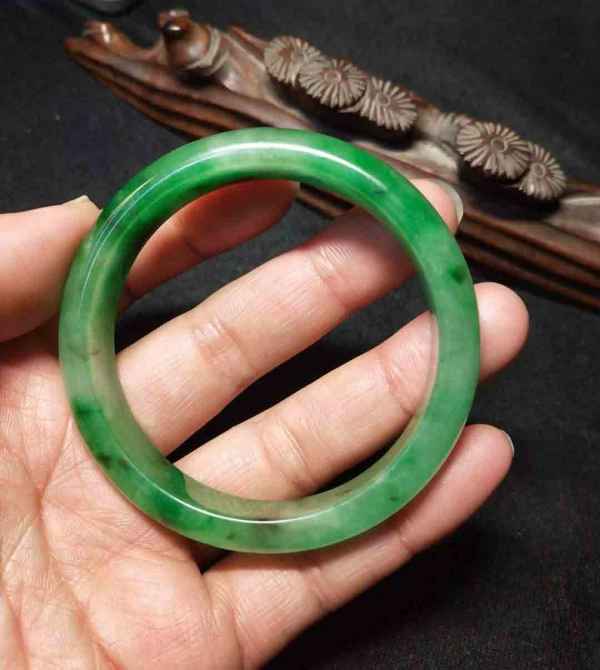 浅色的翡翠手镯有更强的时尚感哪种潮牌品牌比较好看？（玉镯什么年龄的适合什么颜色 选对了颜色时髦又好看 ）