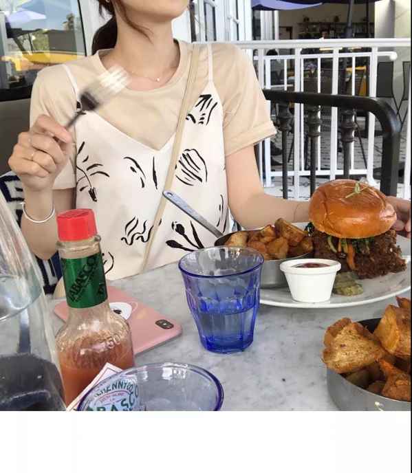 是不是就比较容易理解了呢?对于黄皮来说哪种潮牌品牌比较好看？（皮肤黄穿抹茶绿显黑吗 ）