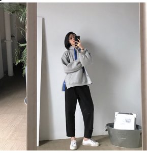  4、灰色卫衣搭配黑色短裙 中长款的灰色卫衣在袖口处还添加了非常有女人味的蝴蝶结搭配一件不过膝的黑色短裙和一定黑色棒球帽与黑白相间的运动鞋 2022秋冬潮牌新款推荐（女士灰色卫衣搭配 会这样搭的都脱单了 ）