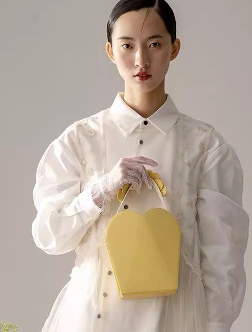 然而现实穿搭的时候 潮牌冬季如何御寒提醒（柠檬黄是显黑利器？No！是你不会搭！ ）