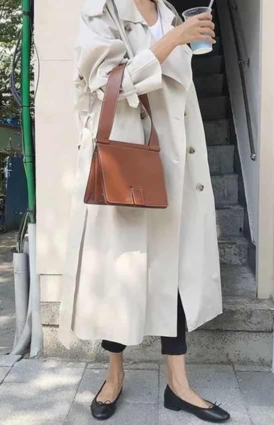 深与浅的对比简约却又不会显得呆板无趣 2022秋冬潮牌新款推荐（杏色羊剪绒大衣怎么搭配 优雅温婉又保暖 ）