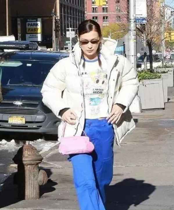 搭配精致小巧的黑色水桶包也毫无违和感 潮牌冬季如何御寒提醒（浅色羽绒服搭配什么包 包裹着的不仅是物品还是美丽 ）