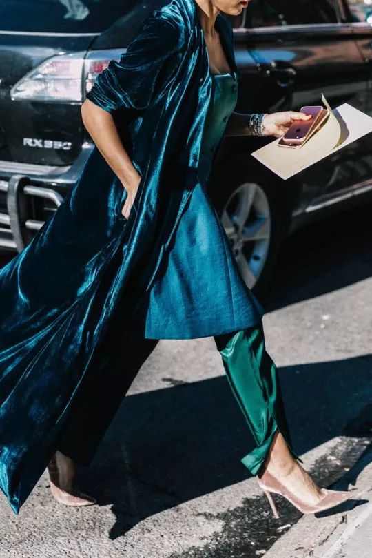 穿丝绒的女人，美极了  2022秋冬潮牌新款推荐（穿丝绒的女人，美极了 ）
