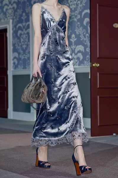穿丝绒的女人，美极了  2022秋冬潮牌新款推荐（穿丝绒的女人，美极了 ）