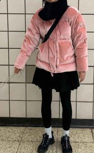  短款羽绒服搭配靴子 寒冷的冬天怎能缺少一双心仪的靴子 潮牌冬季如何御寒提醒（短款羽绒服怎么搭配鞋子 用脚踩出来的时尚冬季魔法 ）