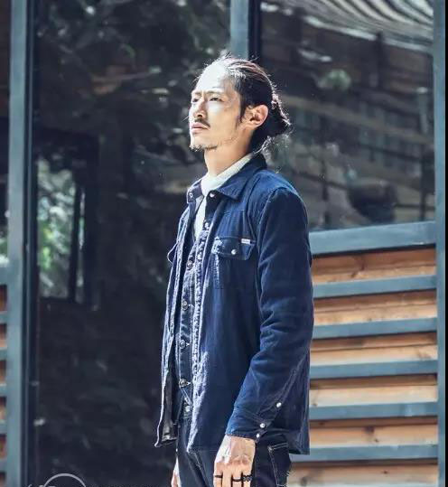  灯芯绒衬衫+牛仔裤 牛仔裤在穿搭上有非常不错的表现方式 2022秋冬潮牌新款推荐（男士灯芯绒衬衫搭配 不要再买格纹衬衣了 ）