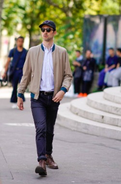搭配上帅气的飞行夹克更是酷炫十足 2022秋冬潮牌新款推荐（男士飞行夹克配什么鞋 3分钟解决出门搭配 ）