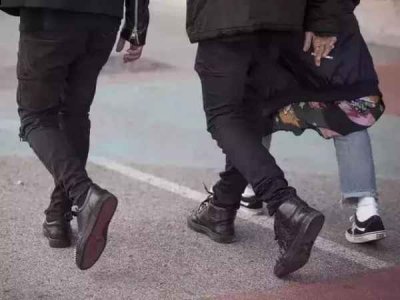 男士冬天穿什么裤子好看 冬天裤子怎么搭配既保暖又有型  潮牌冬季如何御寒提醒（男士冬天穿什么裤子好看 冬天裤子怎么搭配既保暖又有型 ）