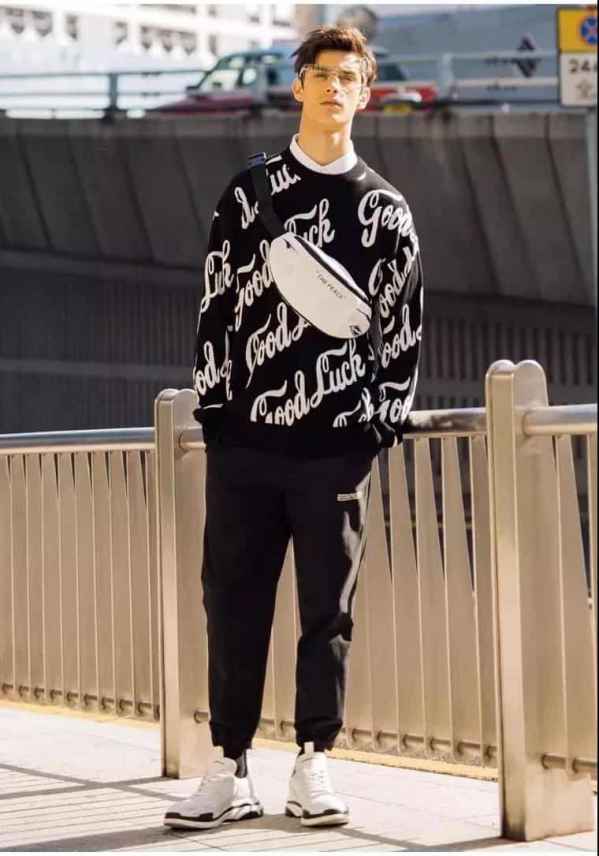  纯色的基本款套头毛衣相信每个男生的衣橱都有 2022秋冬潮牌新款推荐（冬天男生穿什么毛衣好看 这些秋冬季节潮boy必备毛衣 ）