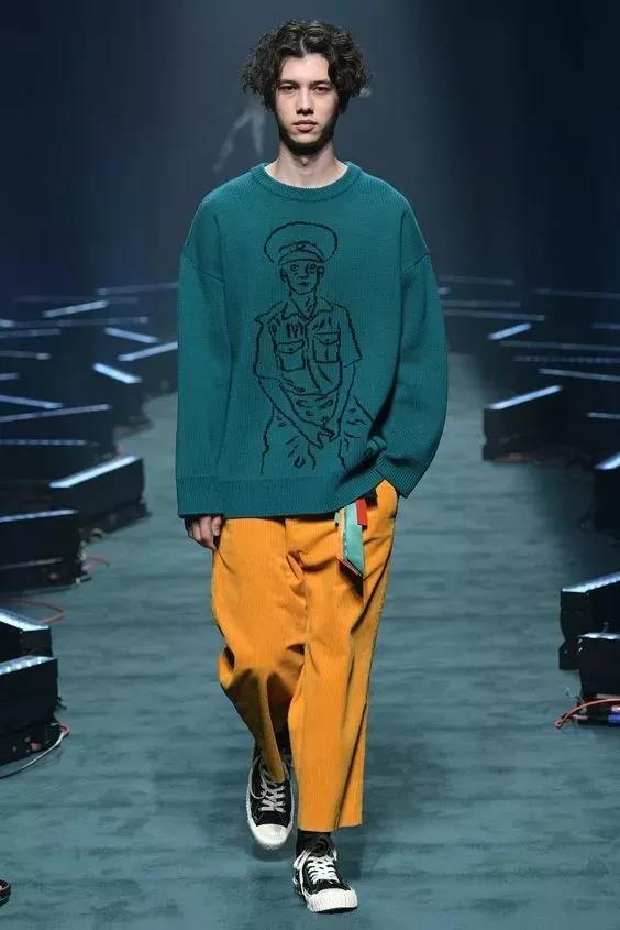  纯色的基本款套头毛衣相信每个男生的衣橱都有 2022秋冬潮牌新款推荐（冬天男生穿什么毛衣好看 这些秋冬季节潮boy必备毛衣 ）