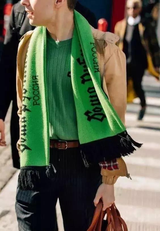 最简单的就是采用 顺色系穿法 了 2022秋冬潮牌新款推荐（男生冬天戴什么围巾好看 冬天型男的造型神器 ）