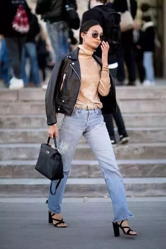 它散发着天然光泽的表面 潮牌冬季如何御寒提醒（冬天女生皮衣怎么搭配好看 这个冬天真的需要皮一下 ）